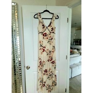 Fliral print maxi dress.